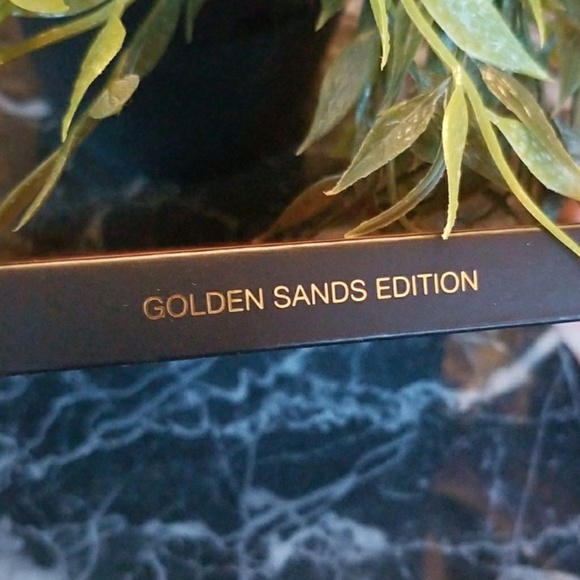 SOLD! Huda Beauty 3D highlighter palette - Picture 4 of 7